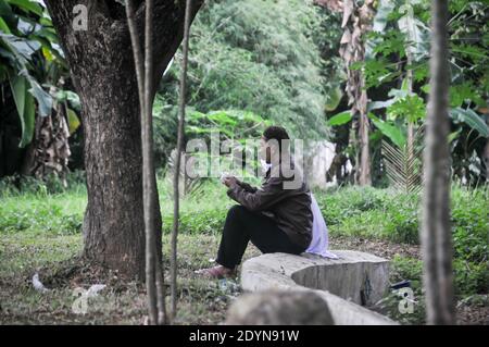 In der Massenbestattung beten Menschen für die Opfer des Tsunamis vom 26. Dezember 2004 im Dorf Siron, Aceh Besar, Provinz Aceh, Indonesien. Stockfoto