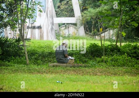 In der Massenbestattung beten Menschen für die Opfer des Tsunamis vom 26. Dezember 2004 im Dorf Siron, Aceh Besar, Provinz Aceh, Indonesien. Stockfoto