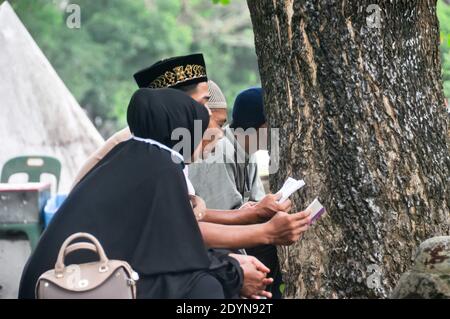 In der Massenbestattung beten Menschen für die Opfer des Tsunamis vom 26. Dezember 2004 im Dorf Siron, Aceh Besar, Provinz Aceh, Indonesien. Stockfoto