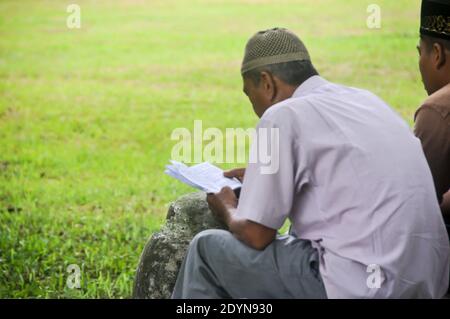 In der Massenbestattung beten Menschen für die Opfer des Tsunamis vom 26. Dezember 2004 im Dorf Siron, Aceh Besar, Provinz Aceh, Indonesien. Stockfoto