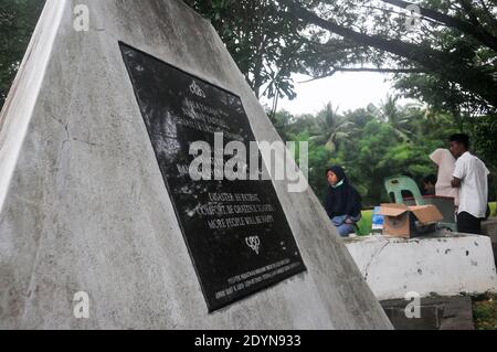 In der Massenbestattung beten Menschen für die Opfer des Tsunamis vom 26. Dezember 2004 im Dorf Siron, Aceh Besar, Provinz Aceh, Indonesien. Stockfoto