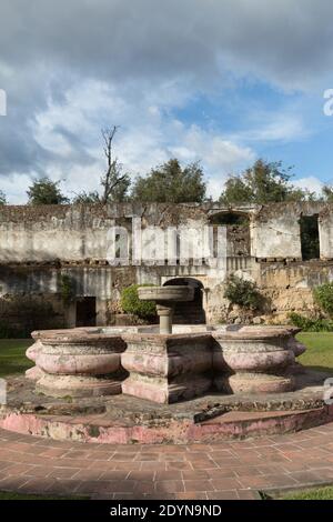 Antigua, Guatemala Ruinen des Convento Santa Clara Fountain Stockfoto