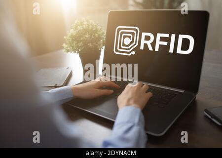 Technologiekonzept RFID Radio Frequency Identification auf Gerätebildschirm. Sicherheit und Automatisierung Stockfoto