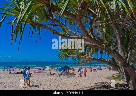 Noosa, Queensland, Australien - 27. Dezember 2020: Menschen, die während der Weihnachtsferien den Strand in Noosa genießen. Stockfoto