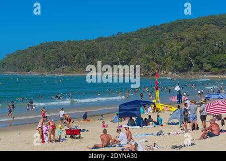 Noosa, Queensland, Australien - 27. Dezember 2020: Menschen, die während der Weihnachtsferien den Strand in Noosa genießen. Stockfoto