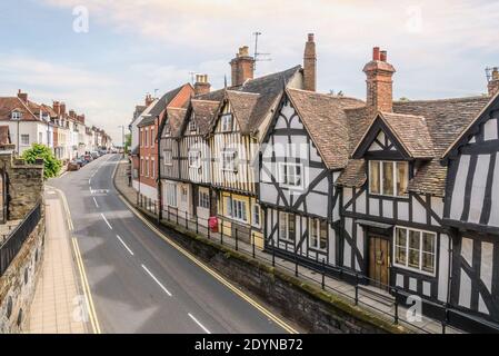 Historische Häuser entlang der High Street in Warwick, Warwickshire, England Stockfoto