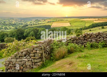 Trockene Steinmauer in North York Moors oder North Yorkshire Moors in North Yorkshire, England Stockfoto