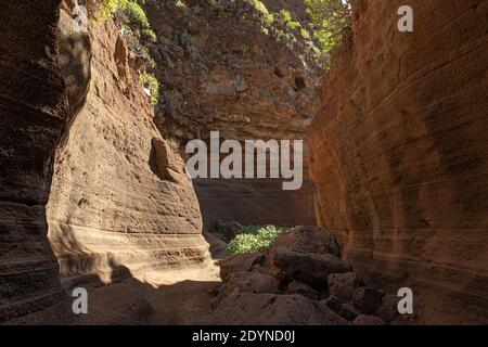 Malerische Kalksteinschlucht, Barranco de las Vacas in Agüimes, Gran Canaria, Kanarische Inseln Spanien. Geologie-Konzept. Stockfoto