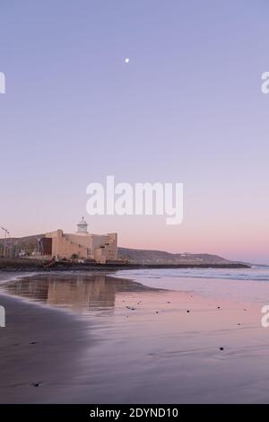 Blick auf das Auditorium Alfredo Kraus vom Strand Las Canteras, la cicer bei Sonnenaufgang in Las Palmas de Gran Canaria, Kanarische Inseln, Spanien. Stockfoto