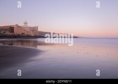 Blick auf das Auditorium Alfredo Kraus vom Strand Las Canteras, la cicer bei Sonnenaufgang in Las Palmas de Gran Canaria, Kanarische Inseln, Spanien. Stockfoto