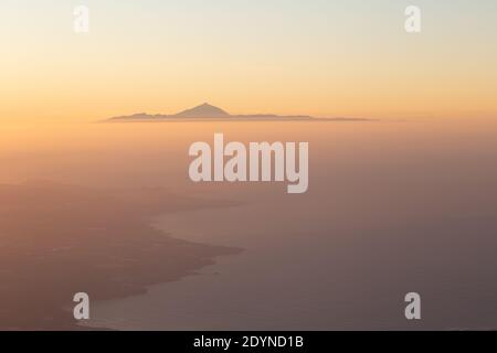 Herrliche Luftaufnahmen bei Sonnenuntergang von el Teide von Gran Canaria, Teneriffa, Kanarische Inseln, Spanien. Der höchste Berg Spaniens. Kanarische Inseln Stockfoto