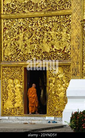 Vergoldete Teakholzplatten am Eingang zum Königlichen Grabwagen Kutschenhaus, Tempel Wat Xieng Thong, Luang Prabang, Laos Stockfoto