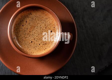 Eine Tasse frisch gebrühten Kaffee in einer braunen Tasse. Blick von oben Stockfoto