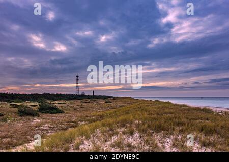 Leuchtturm und Funkturm am Ufer der Ostsee. Stockfoto