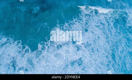 Luftaufnahme des blauen Meerwassers; Wellenstruktur Stockfoto