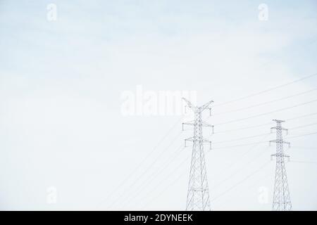 Low-Angle-Ansicht von zwei Power Towers und Stromleitungen Stockfoto