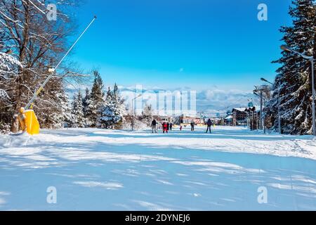 Bansko, Bulgarien - Januar 22, 2018: Winter Skigebiet Bansko mit Skipiste, Kabinen, Menschen und Berge Stockfoto