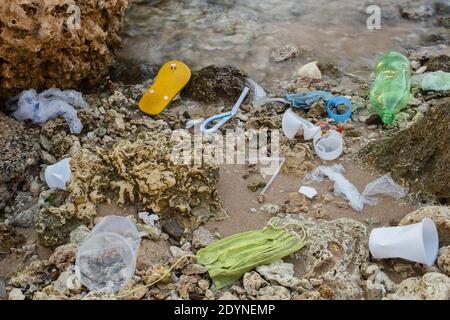 Plastikmüll, Plastikmüll und weggeworfene Gesichtsmasken am Strand, Umweltverschmutzung, Rotes Meer, Sharm el Sheikh, Ägypten Stockfoto