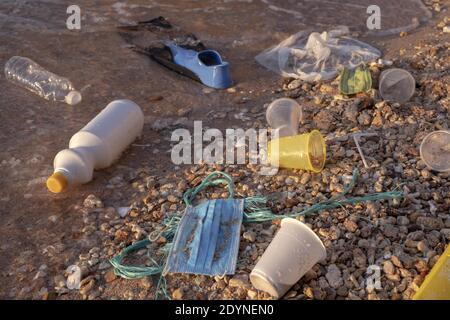 Plastikmüll, Plastikmüll und weggeworfene Gesichtsmasken am Strand, Umweltverschmutzung, Rotes Meer, Sharm el Sheikh, Ägypten Stockfoto