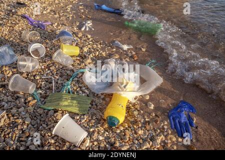 Plastikmüll, Plastikmüll und weggeworfene Gesichtsmasken am Strand, Umweltverschmutzung, Rotes Meer, Sharm el Sheikh, Ägypten Stockfoto