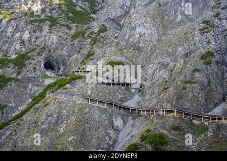 Weg durch Felsgalerie zum Höhleneingang der Eisriesenwelt, Werfen, Salzburg, Österreich Stockfoto