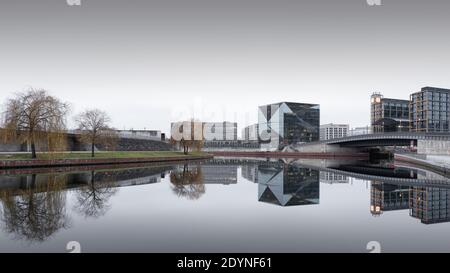 Hugo-Preuß-Brücke vor dem Hauptbahnhof mit dem Cube Berlin-Gebäude am Washingtonplatz, Spreebogen, Mitte, Berlin, Deutschland Stockfoto