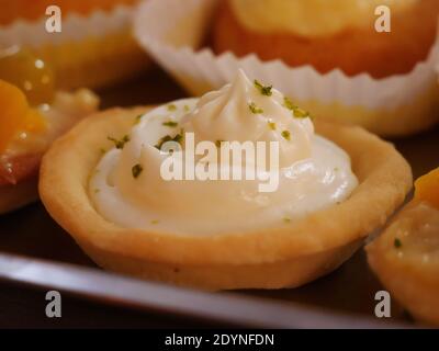Nahaufnahme eines kleinen Zitronenkäsekuchen Stockfoto