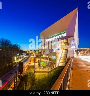 Porsche Museum, S-Bahn, öffentlicher Nahverkehr, Stuttgart-Zuffenhausen, Stuttgart, Baden-Württemberg, Deutschland Stockfoto