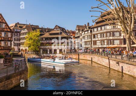 Ausflugsboot auf der L'ILL, Restaurant, Place Benjamin Zix, Gerberviertel La Petite France, Straßburg, Elsass, Frankreich Stockfoto