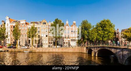 Kanalhäuser in der Keizersgracht, Brücke, Kanal, Kanalgürtel, Altstadt, Amsterdam, Niederlande Stockfoto