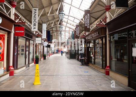 Windsor, Berkshire, Großbritannien. November 2020. Windsor Royal Shopping Mall. Windsor war heute ruhig wie am zweiten Tag der zweiten Covid-19 nationalen Sperre in England. Mehr Geschäfte und Cafés waren geöffnet als in der vorherigen Sperre Anfang dieses Jahres. Quelle: Maureen McLean/Alamy Stockfoto