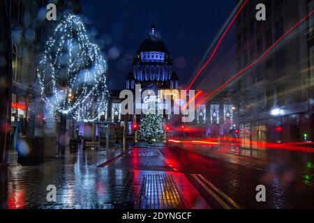 Belfast, Großbritannien. Dezember 2020. Die Straßen in Belfast sind mit der Einführung der sechswöchigen COVID19-Sperre in Nordirland praktisch leer.Quelle: Bonzo/Alamy Live News Stockfoto