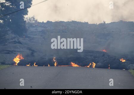 Hawaiis Kilauea Vulkan spuckt Lava durch Leilani Estates Hawaii Stockfoto