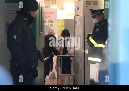 Bologna, Italien. Dezember 2020. Pfizer BioNTech Impfstoffe für Covid-19 im Bellaria Krankenhaus in Bologna geliefert redaktionelle Verwendung nur für Bildnachweis: Independent Photo Agency/Alamy Live News Stockfoto