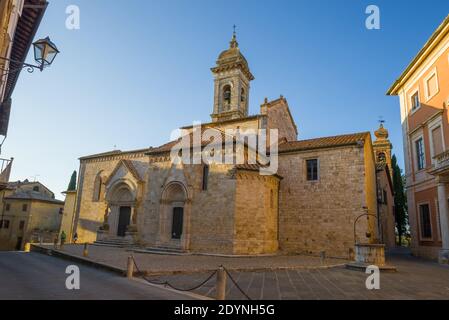 SAN QUIRICOi D'ORCIA, ITALIEN - 23. SEPTEMBER 2017:mittelalterliche Kathedrale La Collegiata dei Santi Quirico e Giulitta an einem sonnigen Abend Stockfoto