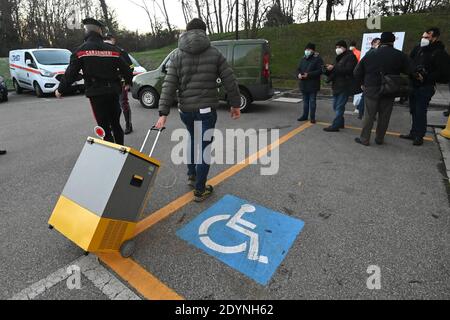 Bologna, Italien. Dezember 2020. Pfizer BioNTech Impfstoffe für Covid-19 im Bellaria Krankenhaus in Bologna geliefert redaktionelle Verwendung nur für Bildnachweis: Independent Photo Agency/Alamy Live News Stockfoto