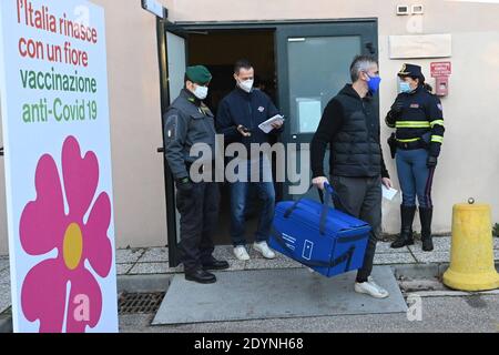 Bologna, Italien. Dezember 2020. Pfizer BioNTech Impfstoffe für Covid-19 im Bellaria Krankenhaus in Bologna geliefert redaktionelle Verwendung nur für Bildnachweis: Independent Photo Agency/Alamy Live News Stockfoto