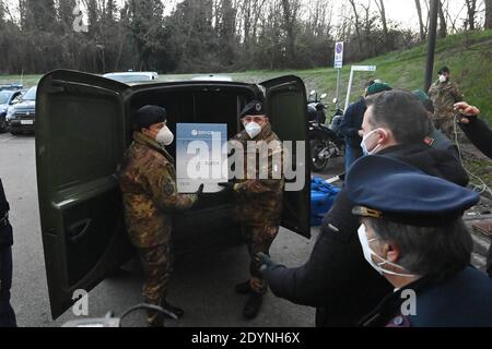 Bologna, Italien. Dezember 2020. Pfizer BioNTech Impfstoffe für Covid-19 im Bellaria Krankenhaus in Bologna geliefert redaktionelle Verwendung nur für Bildnachweis: Independent Photo Agency/Alamy Live News Stockfoto