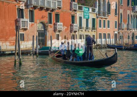 VENEDIG, ITALIEN - 27. SEPTEMBER 2017: Gondel transportiert Menschen an einem sonnigen Morgen über den Canale Grande Stockfoto