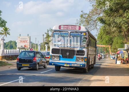 DAMBULLA, SRI LANKA - 16. FEBRUAR 2020: Dambulla-Matale Intercity-Bus auf der Stadtstraße an einem sonnigen Tag Stockfoto