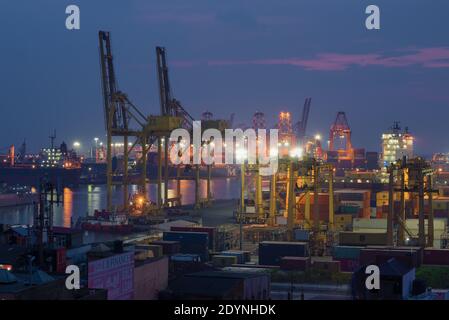 COLOMBO, SRI LANKA - 22. FEBRUAR 2020: Nachtlandschaft des Frachthafens Stockfoto