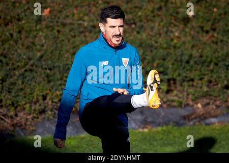 Lezama, Spanien. 26. Dezember 2020 Yuri Berchiche vom Athletic Club während der Trainingseinheit Athletic Club Bilbao in den Sportanlagen von Lezama. Stockfoto