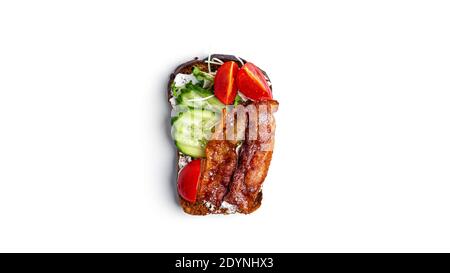 Bruschetta mit Speck und Gemüse auf weißem Hintergrund. Hochwertige Fotos Stockfoto