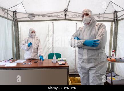 Florenz, Italien - 2020, Dezember 21: Nicht identifizierte medizinische Fachkräfte in einem Gesundheitsposten, während der Covid-19-Pandemie in einem Zelt aufgestellt. Sterile Suiten. Stockfoto