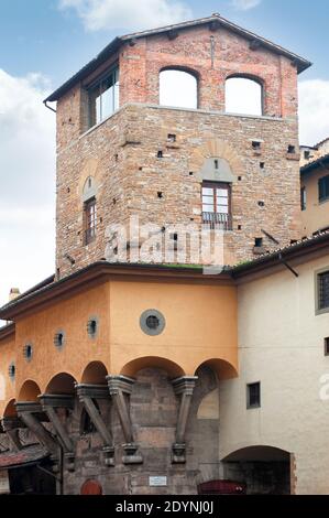 Florenz, Italien - 2020. Dezember 22: Der Mannelli-Turm, am Anfang der Ponte Vecchio. Unten ein Abschnitt des Vasari-Korridors. Stockfoto