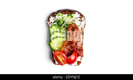 Bruschetta mit Speck und Gemüse auf weißem Hintergrund. Hochwertige Fotos Stockfoto