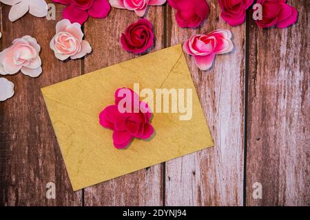 Valentinstag Hintergrund mit leeren Umschlag auf Holzhintergrund mit rosen Stockfoto