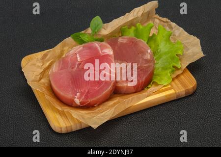 Rohen Thunfisch runde Steak bereit für Grill Stockfoto