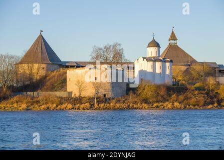 Die alte Kirche des heiligen Georg in der alten Ladoga Festung an einem schneesenlosen Dezembermorgen. Leningrad, Russland Stockfoto