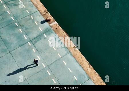 Schatten einer Person, die geht, Blick von oben. Santander, Kantabrische See, Kantabrien, Spanien, Europa. Stockfoto